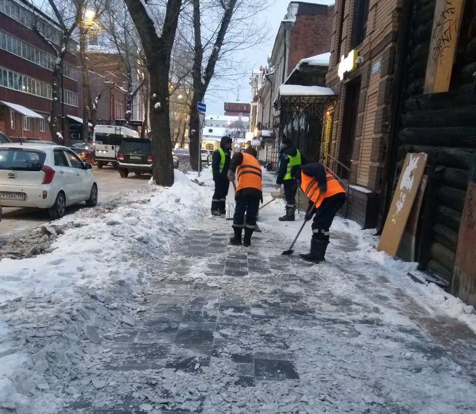 Snezhnyy Nakat I Naled Ustranyayut Na Dorogah Irkutska