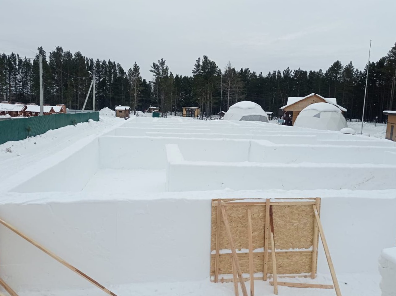 Сорокаметровый снежный лабиринт построили в Баргузинском районе Бурятии на берегу Байкала