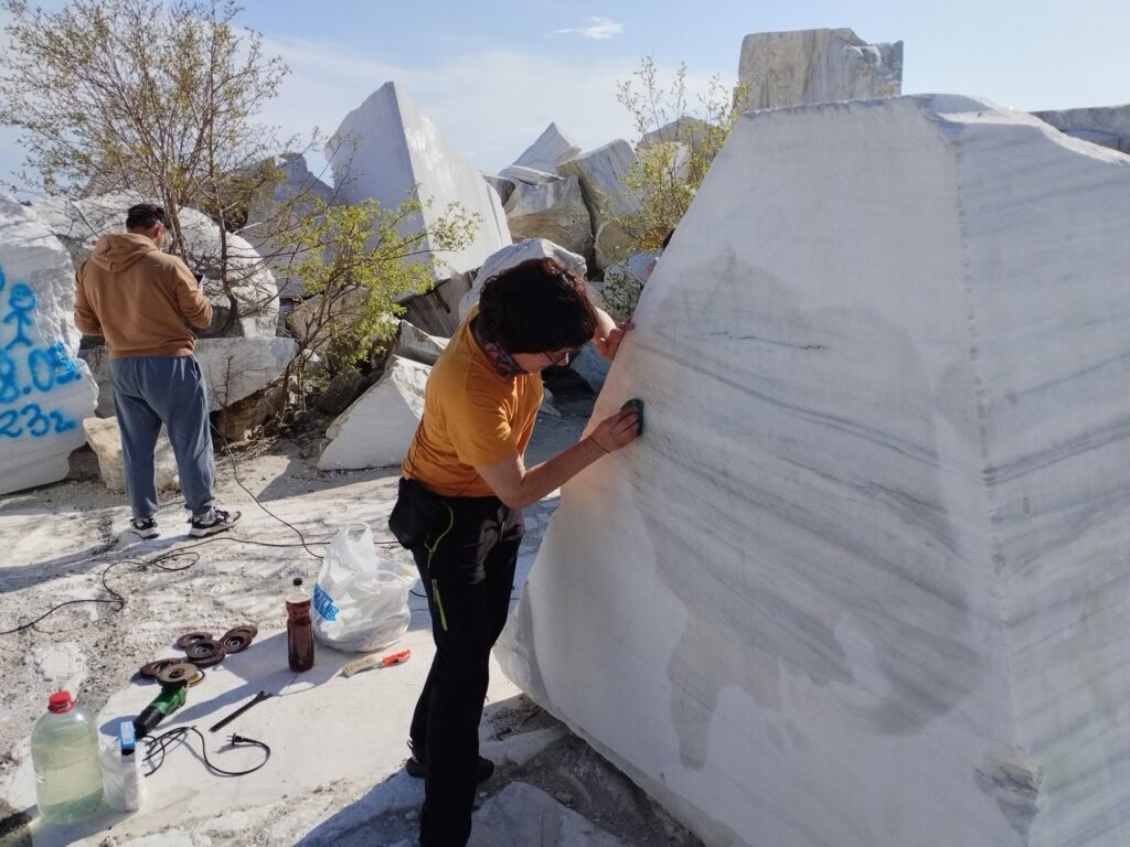 Сотрудники нацпарка и волонтеры очистили мраморный карьер в Бугульдейке от надписей