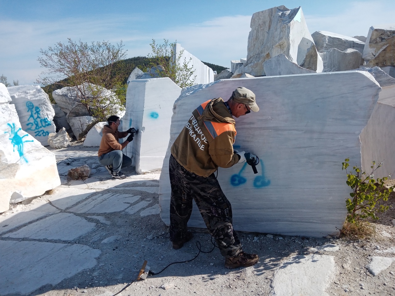Сотрудники нацпарка и волонтеры очистили мраморный карьер в Бугульдейке от надписей