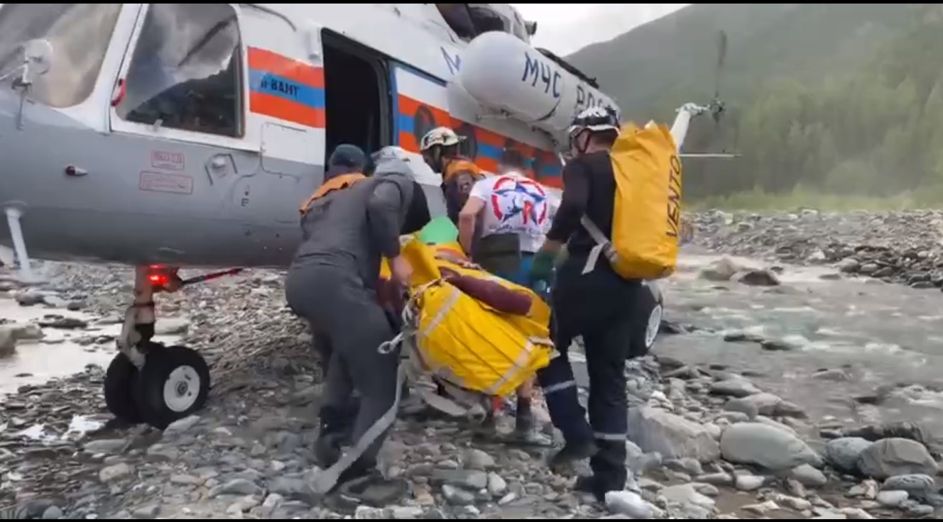 Спасатели эвакуировали туристку, упавшую с 15-метровой высоты в горах на Шумаке. Женщину доставили в Иркутск