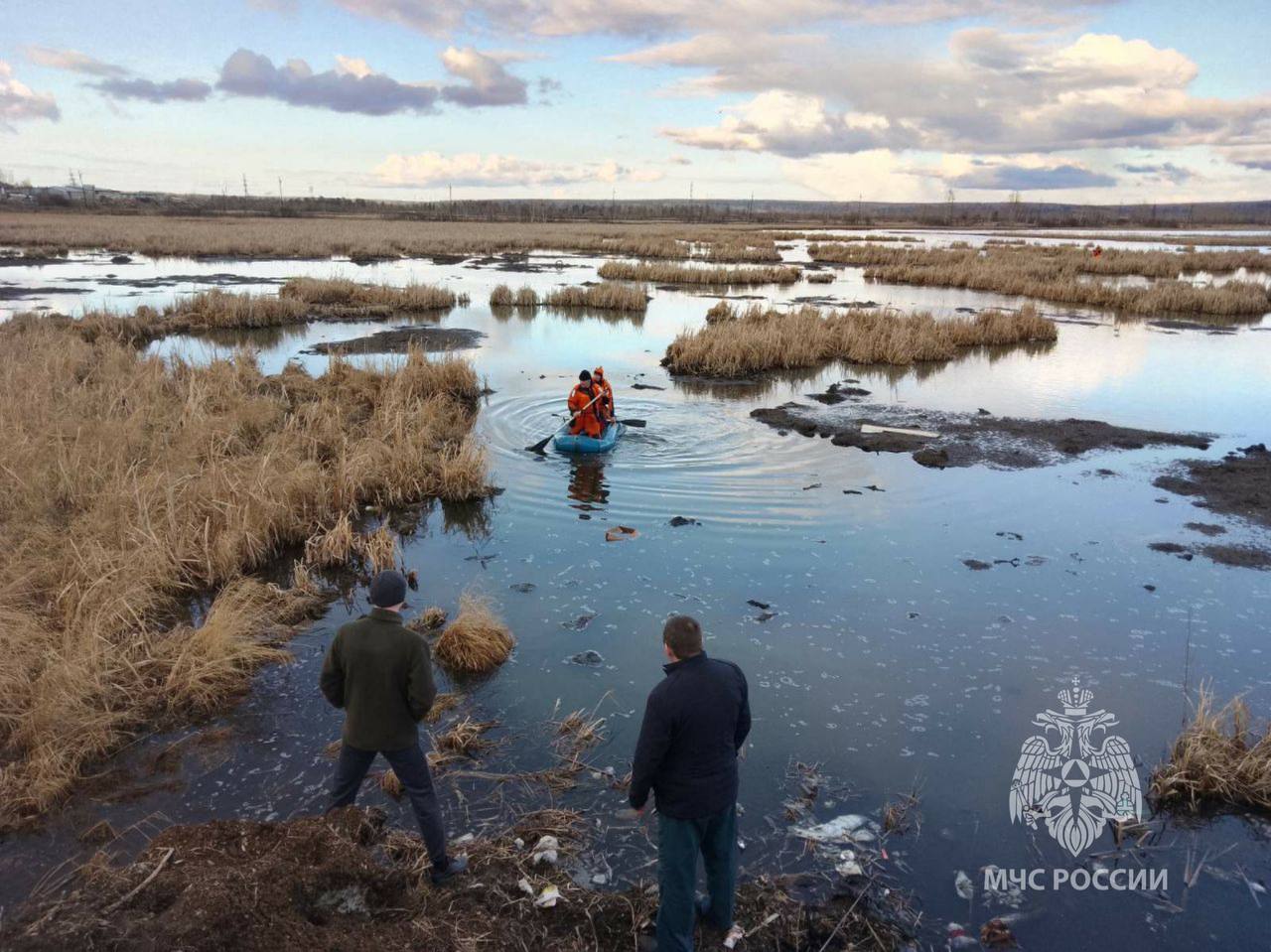 Спасатели вызволили застрявшего в болоте школьника в Зиме