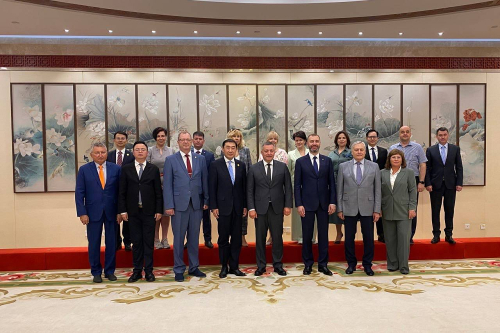 Группа людей позирует для фотографии в официальной обстановке.