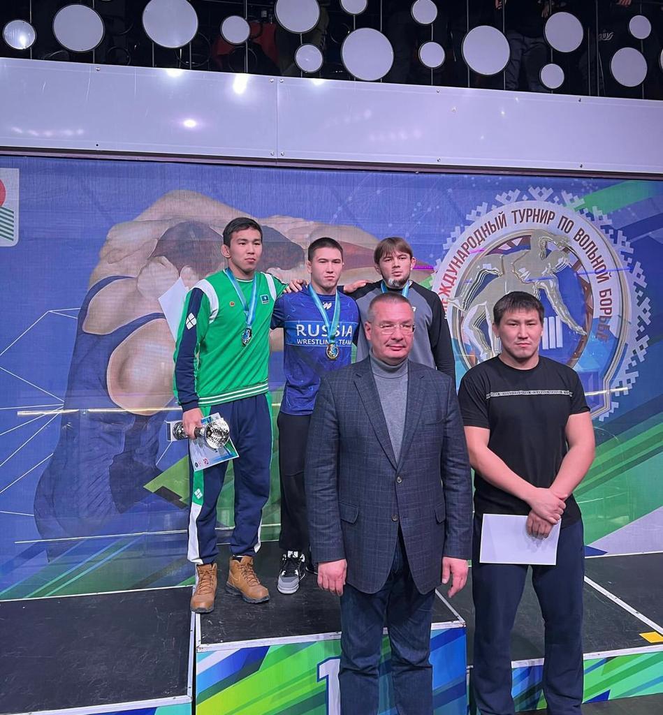 Спортсмен из Иркутской области победил на турнире по вольной борьбе на призы Семёнова