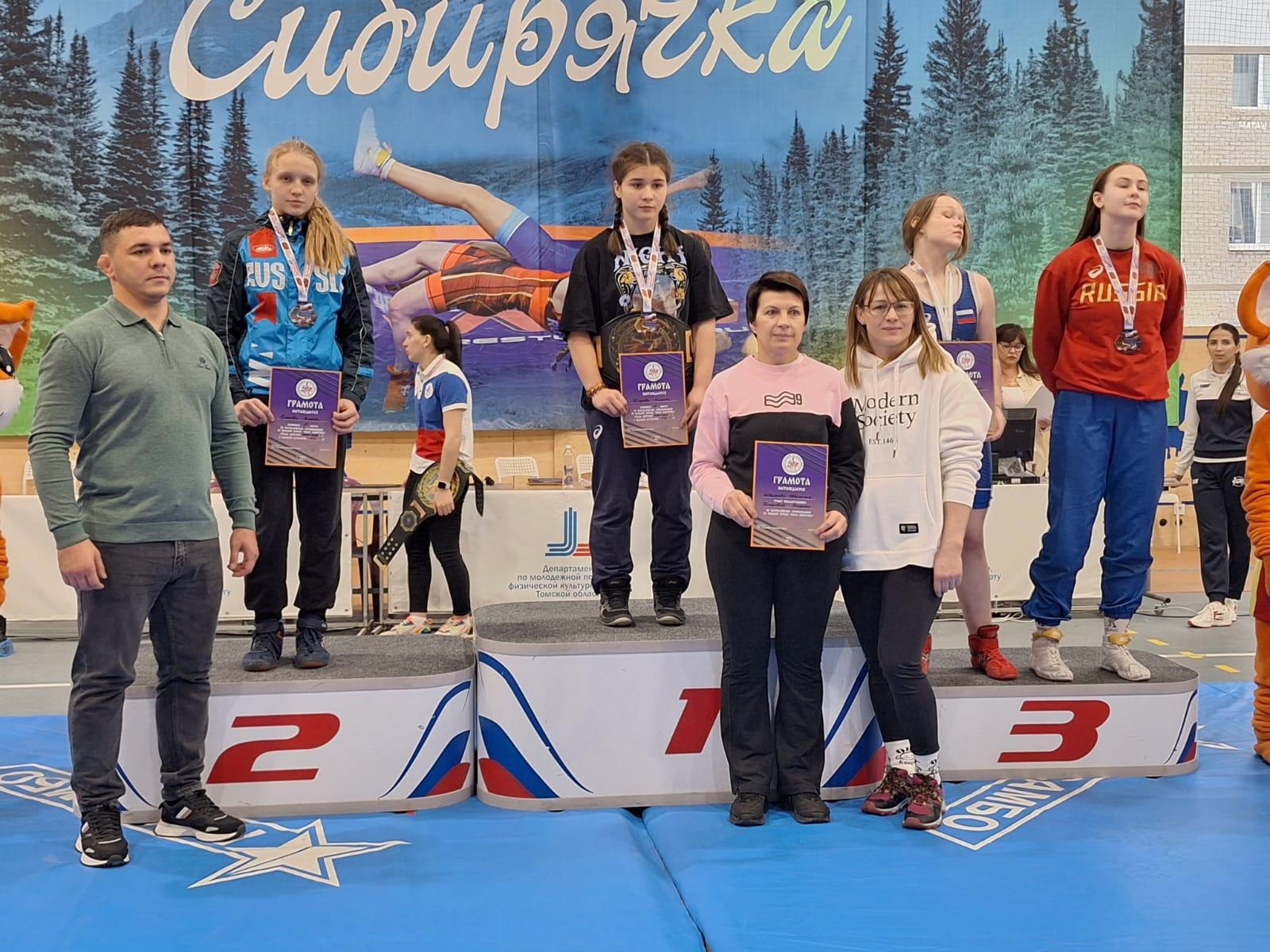 Спортсменка из Ангарска завоевала золото на соревнованиях по вольной борьбе «Юная сибирячка»