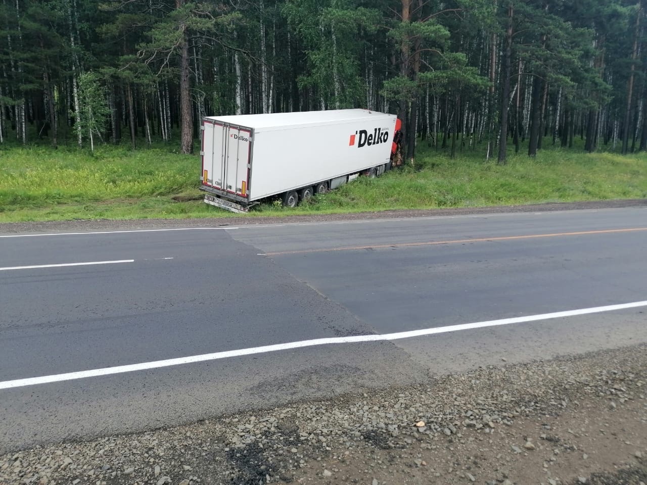 Стало плохо за рулем: на трассе Р-255 «Сибирь» разбился водитель грузовика
