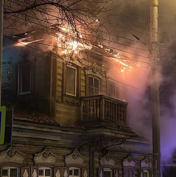 Старинный дом сгорел на улице Тимирязева в Иркутске 26 ноября