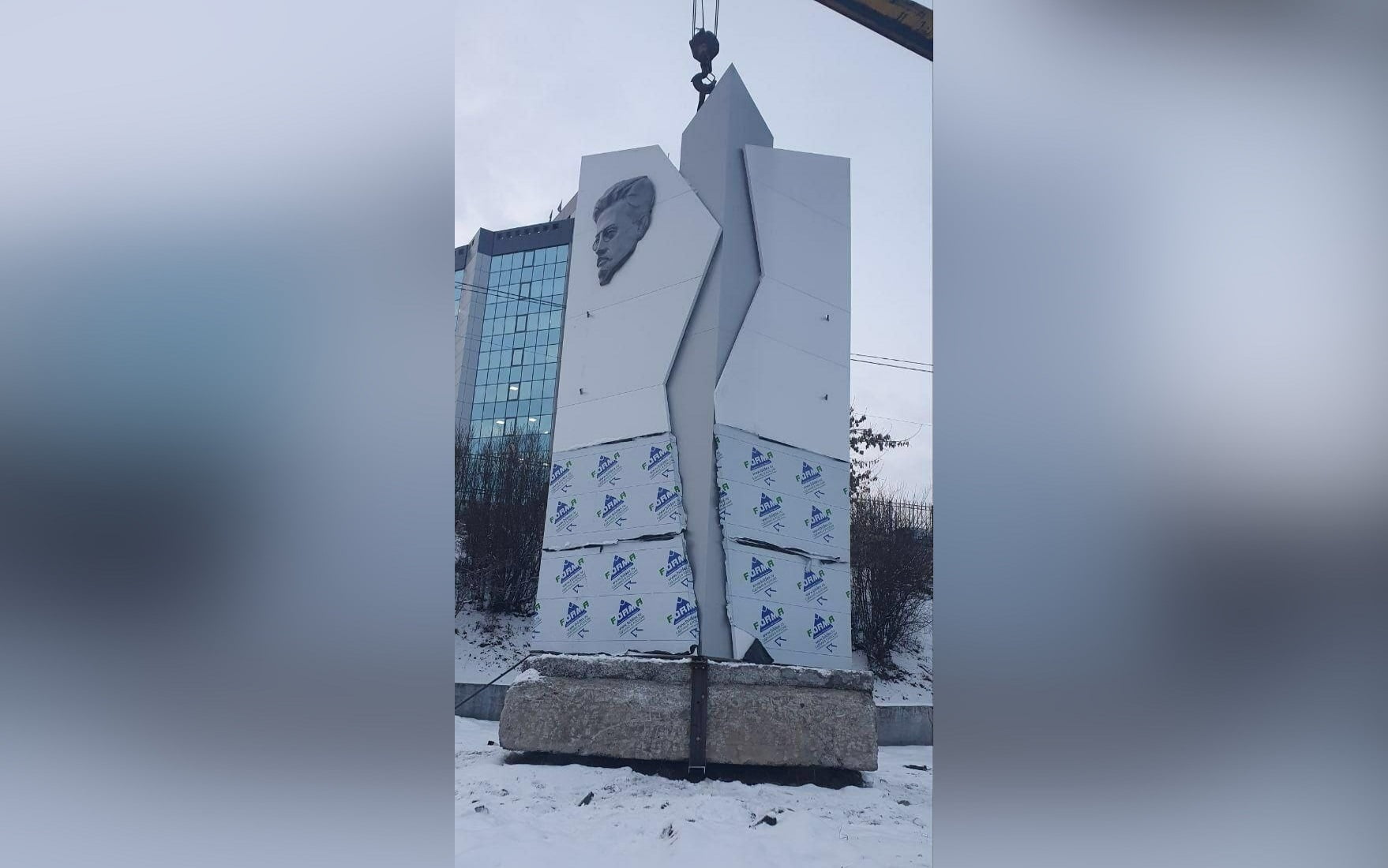 Стелу с барельефом Якова Свердлова восстанавливают в Иркутске