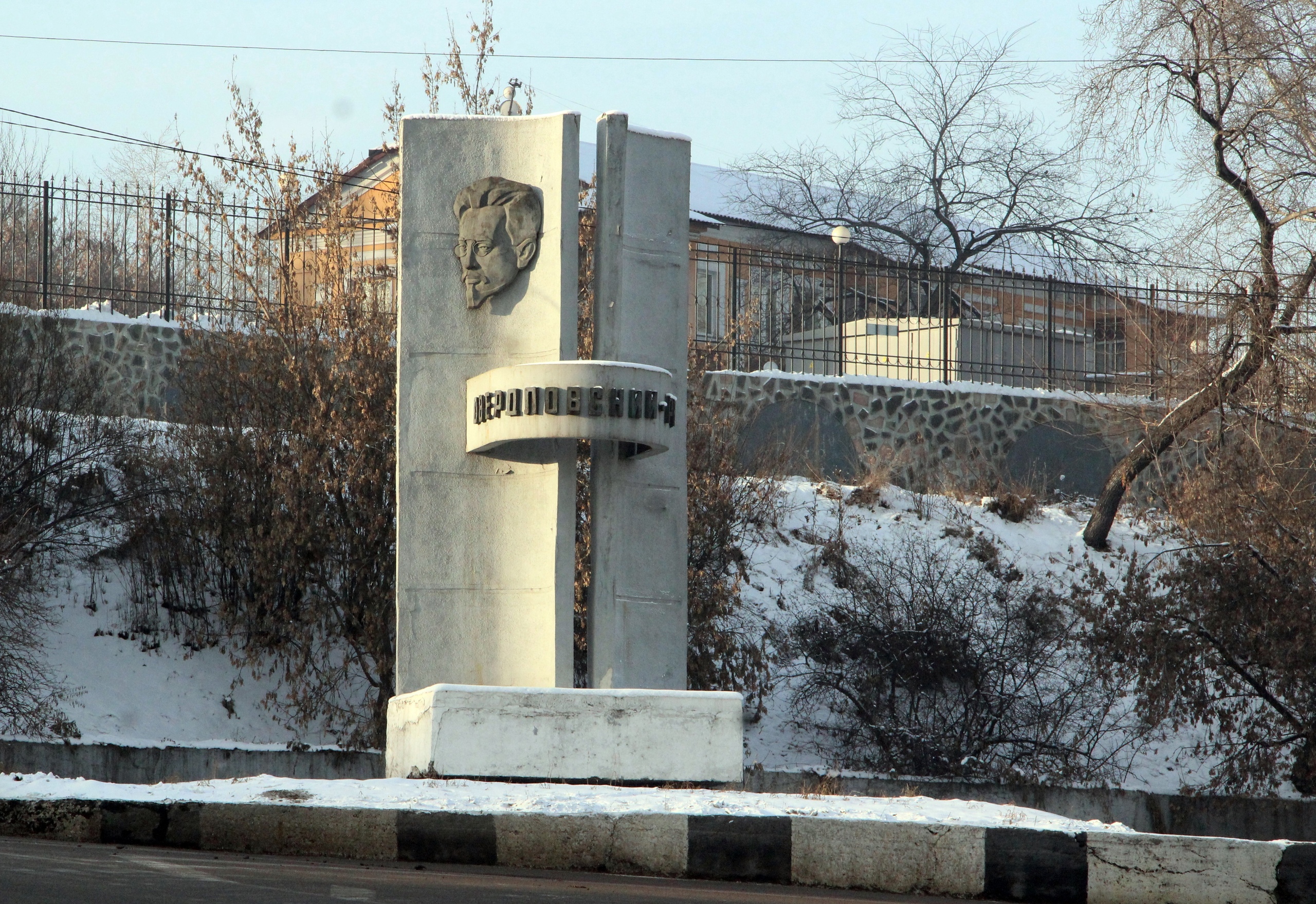 Стелу Свердловского округа отремонтируют в Иркутске до конца года