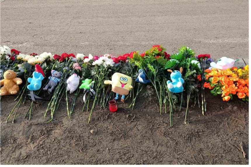 Стихийный мемориал появился на месте гибели 7-летнего мальчика в Тулуне