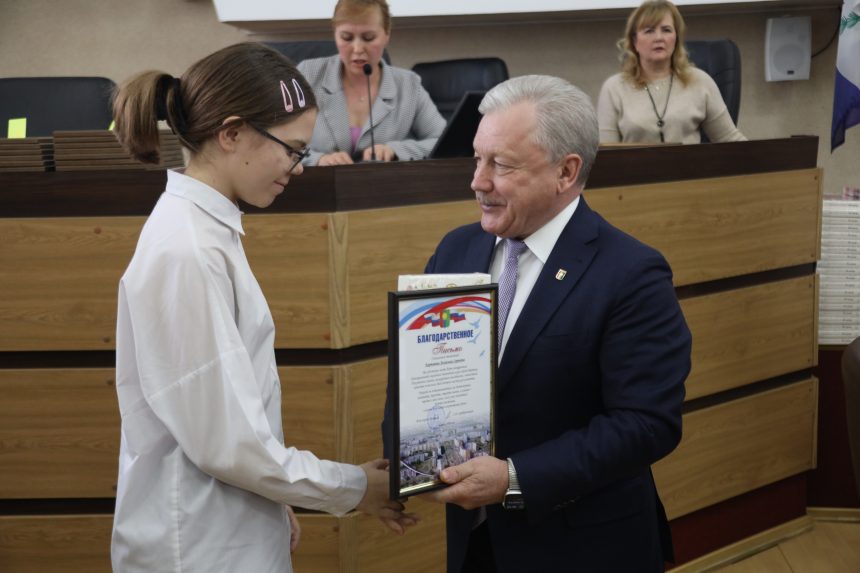 Стипендию мэра в 5 тысяч рублей получили 100 лучших учеников Братска