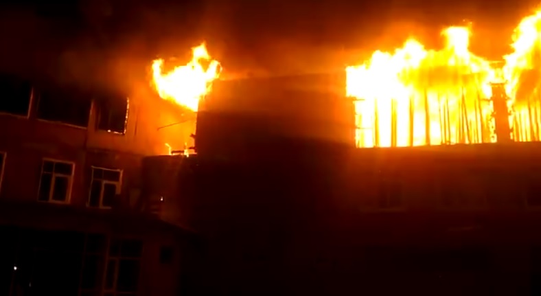Строящееся здание горело в Зиме утром 13 апреля