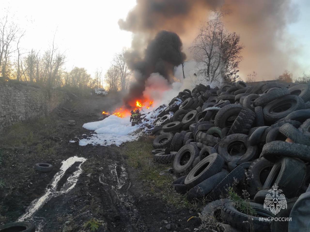 Свалка автомобильных покрышек горела в Черемхово
