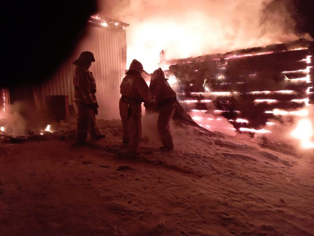 Свиноферма сгорела на площади 600 кв метров в Боханском районе. Фото с места