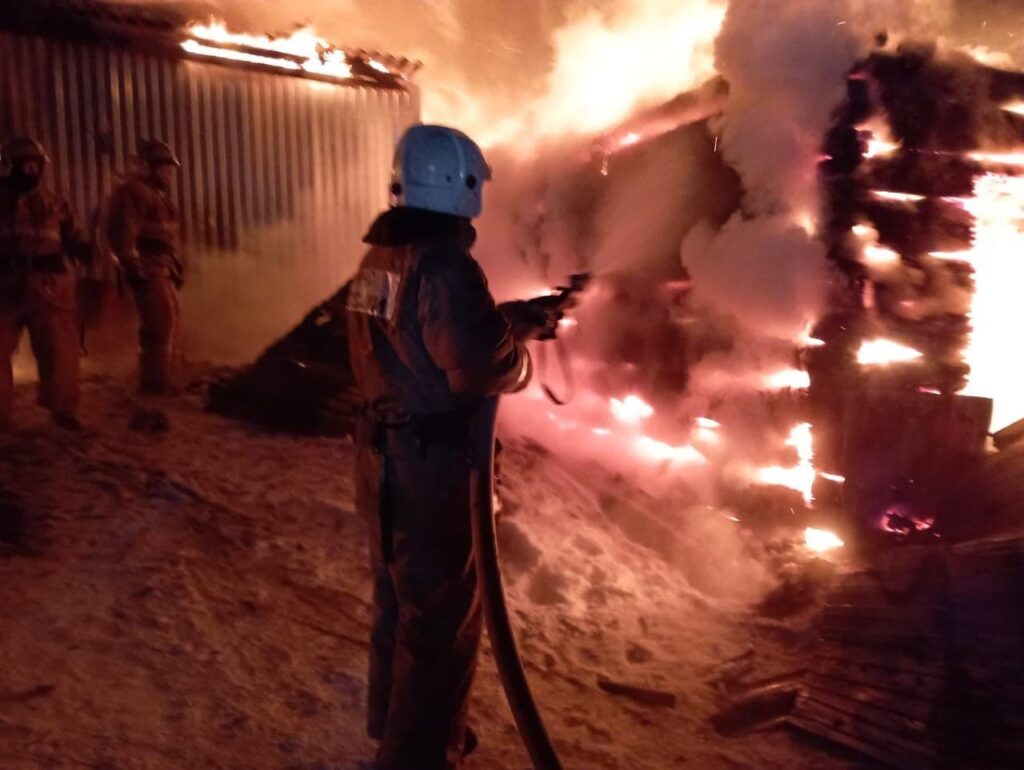 Свиноферма сгорела на площади 600 кв метров в Боханском районе. Фото с места