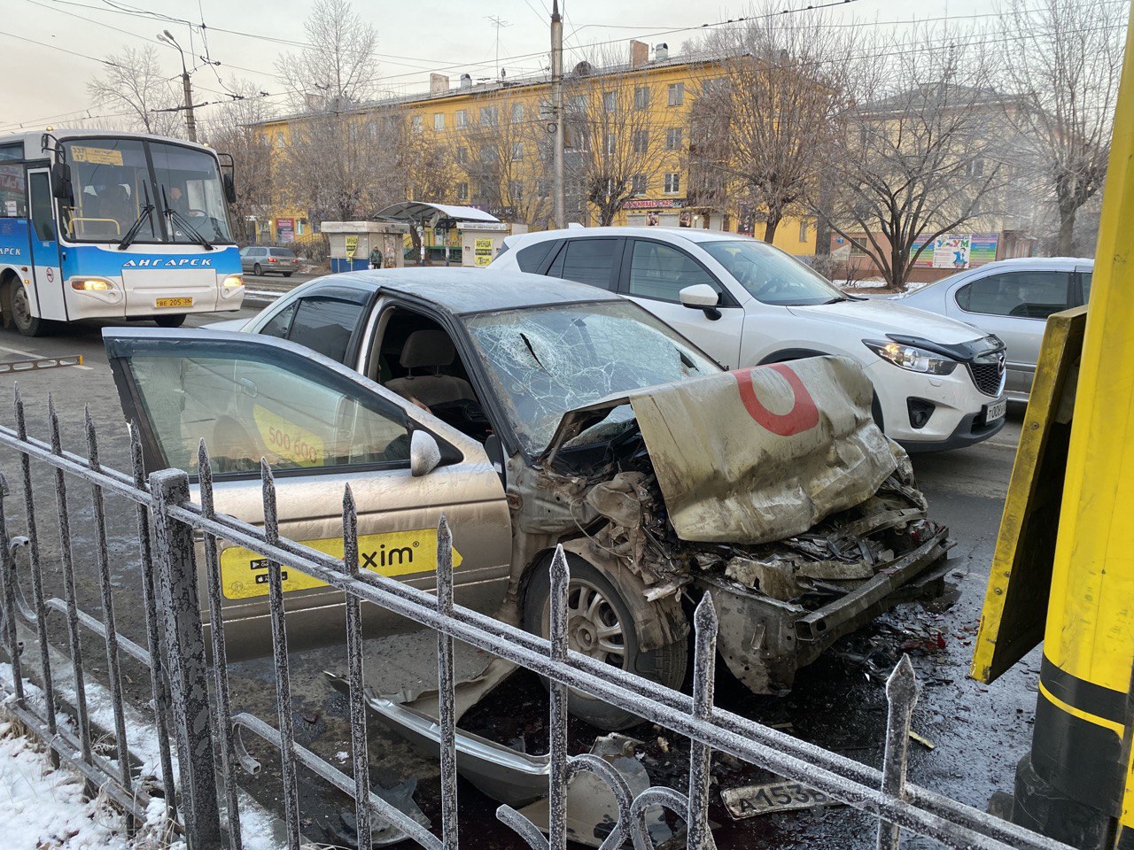 Такси врезалось в автобус в Ангарске. Водитель легковушки погиб