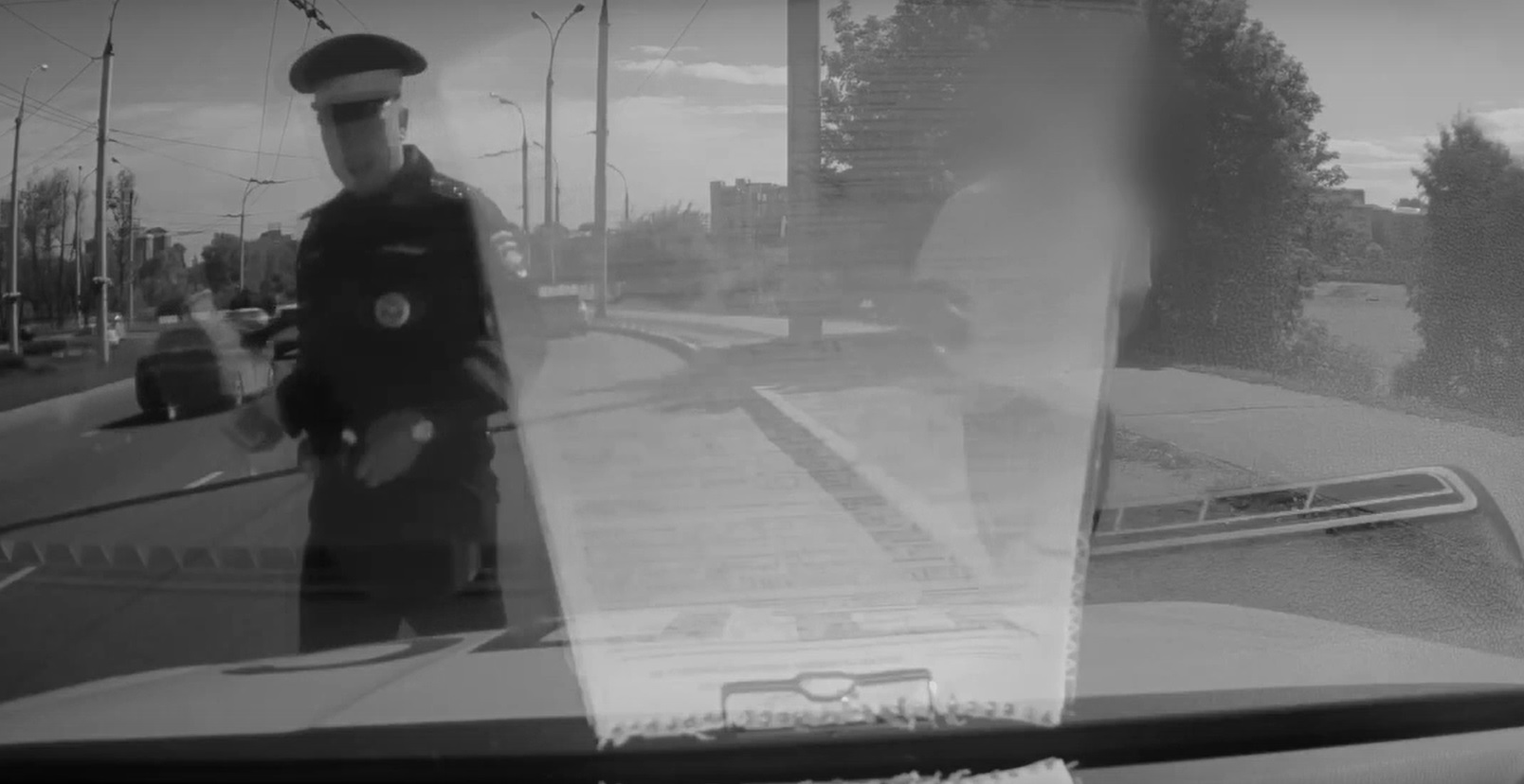 Таксист без прав в Иркутске пытался дать взятку полицейскому при проверке