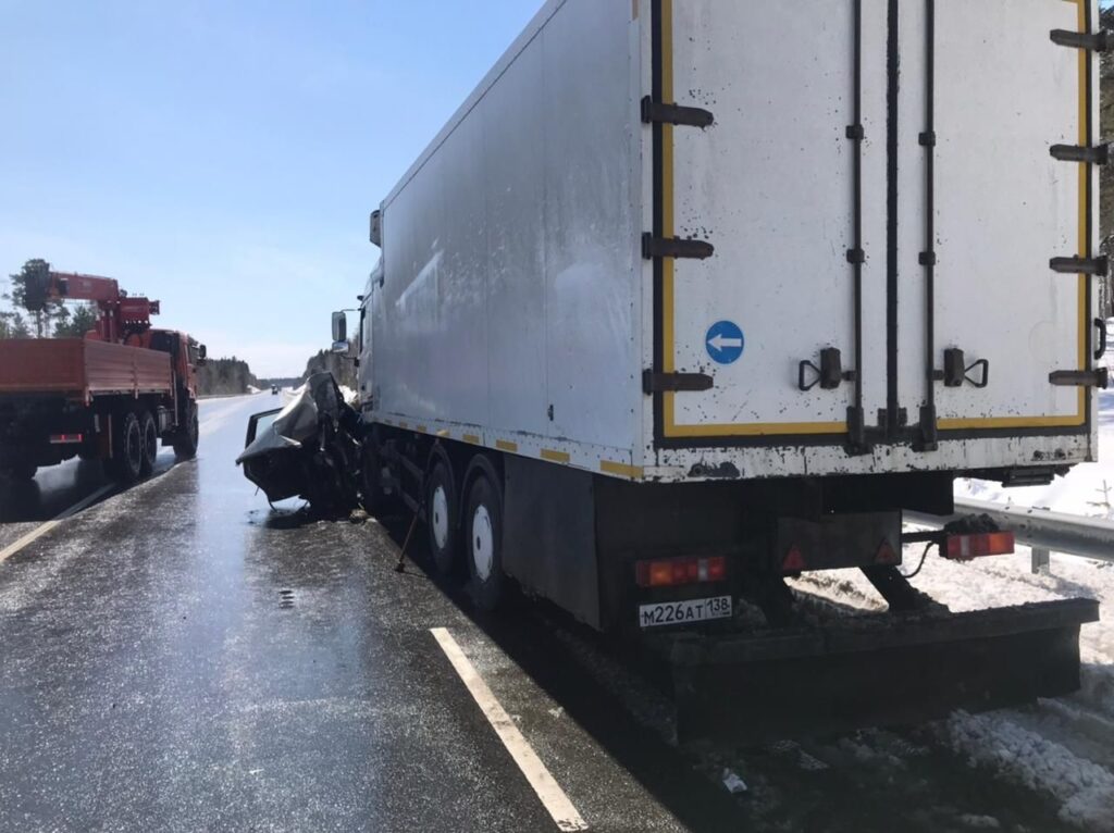 Тойота попала под грузовик в Иркутском районе. Женщина погибла, ребенок в больнице