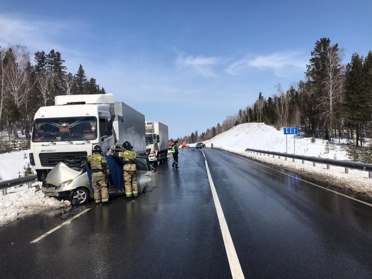 Тойота попала под грузовик в Иркутском районе. Женщина погибла, ребенок в больнице