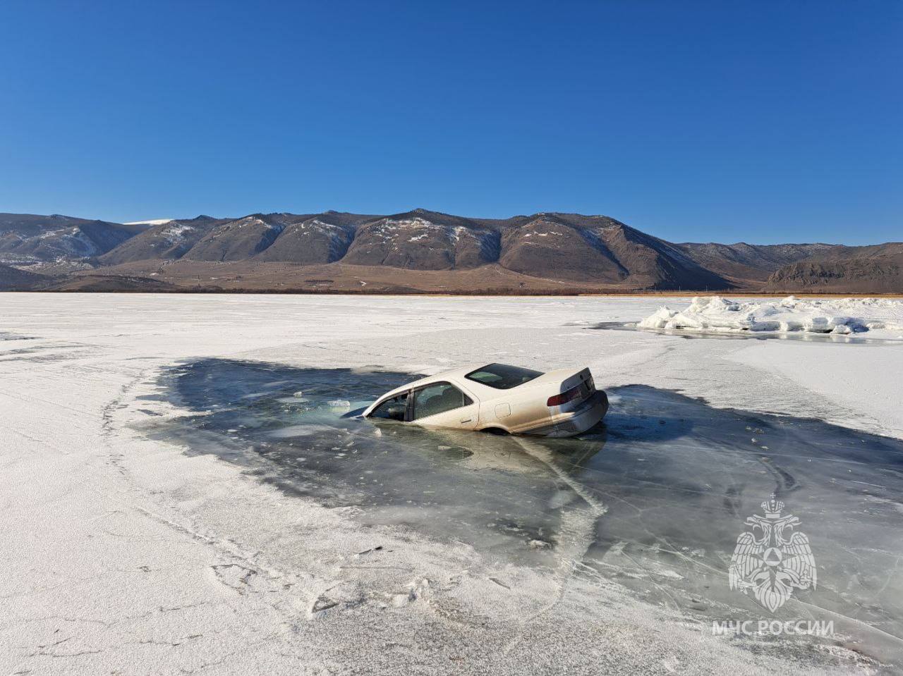"Toyota" ушла под лед Малого Моря на Байкале
