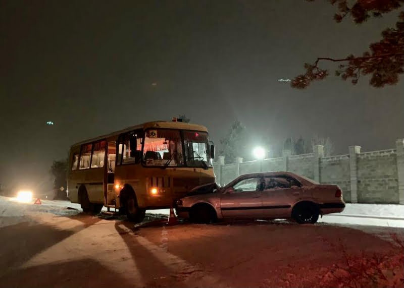 Тойота врезалась в школьный автобус в Маркова