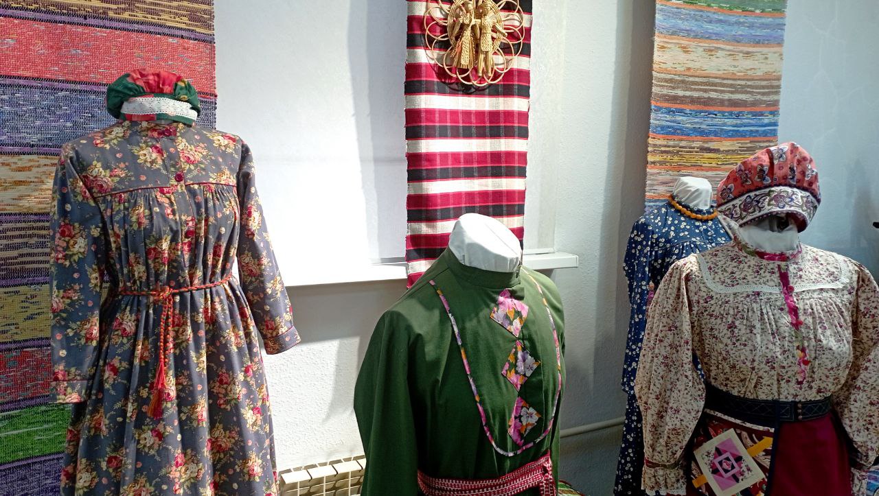 Традиционные сибирские костюмы представили на выставке в Иркутске