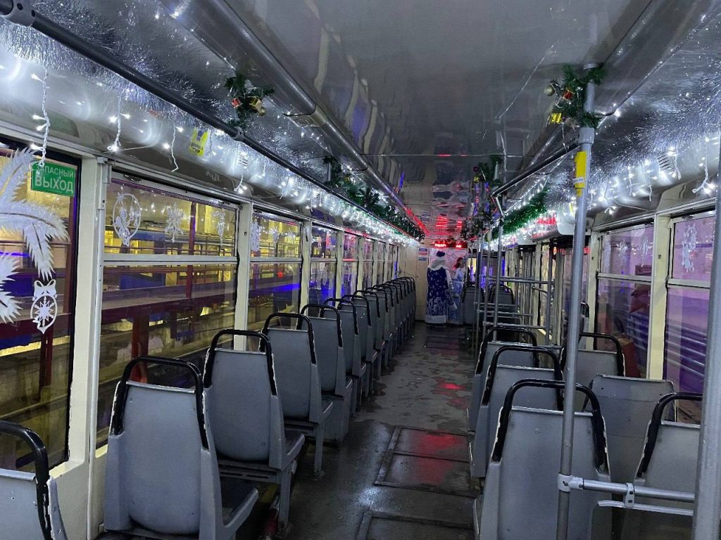 Трамваи с праздничной иллюминацией, Дедом Морозом и Снегурочкой курсируют в Иркутске