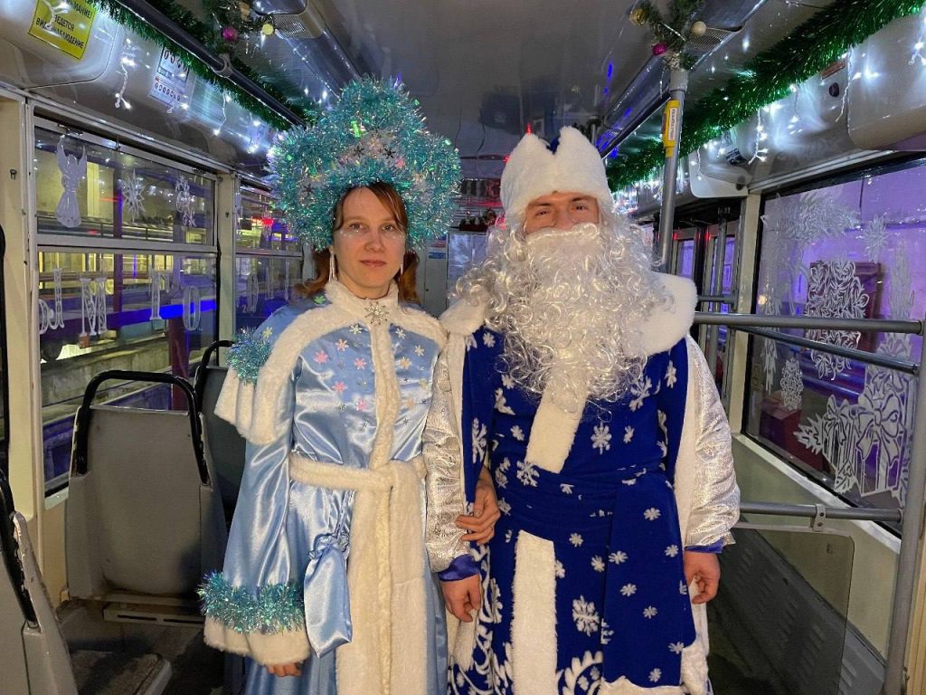 Трамваи с праздничной иллюминацией, Дедом Морозом и Снегурочкой курсируют в Иркутске