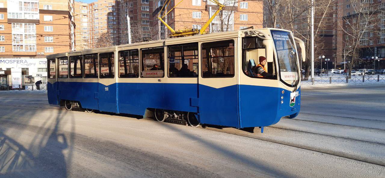 Трамвай 1987 года выходит на улицы Иркутска после капитального ремонта