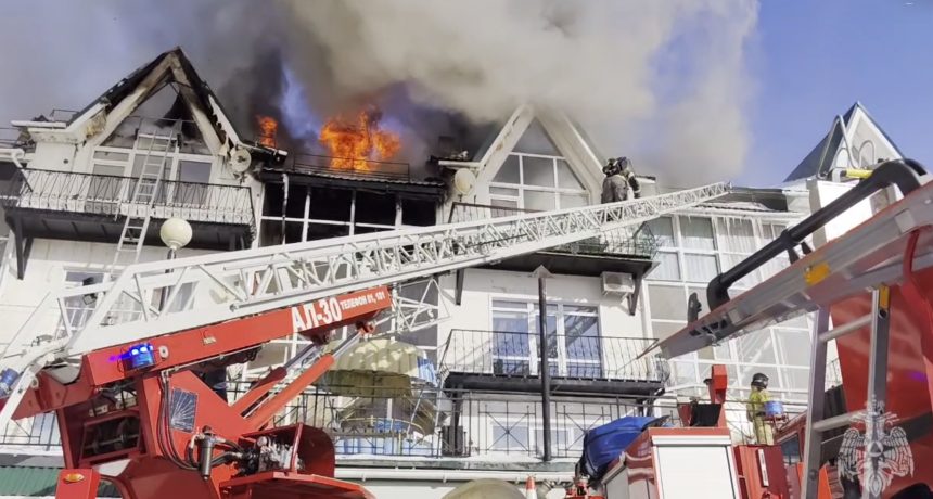 Трех человек спасли на пожаре в многоквартирном доме в Ершовском