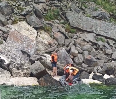 Три человека попали в шторм на надувной лодке на Байкале