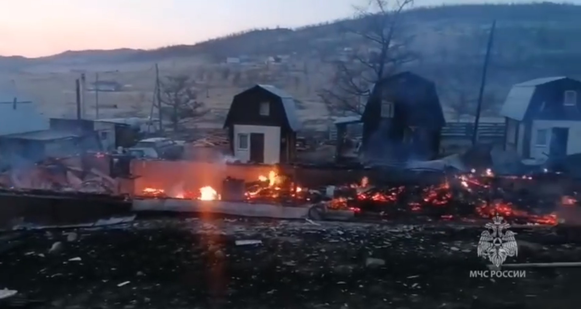 Три гостевых дома сгорели в Ольхонском районе ночью 25 апреля
