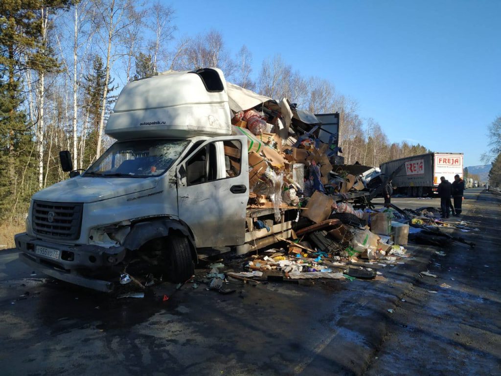 Три грузовика столкнулись на трассе "Байкал" у поселка Бабха