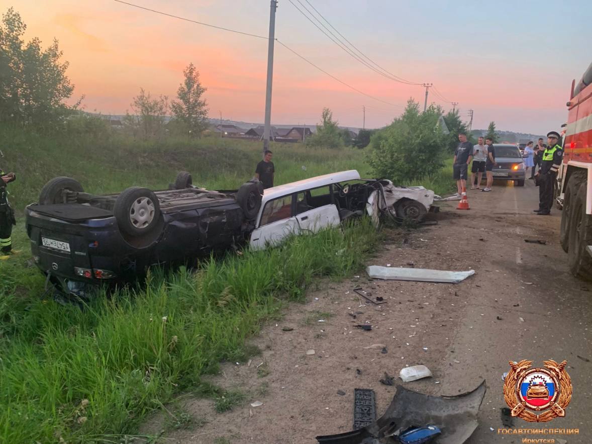 Дорожная авария с перевернутым автомобилем и поврежденной машиной.