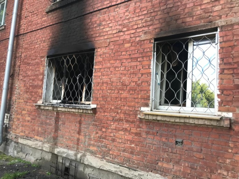 Троих человек спасли на пожаре в доме на улице Просвещения в Иркутске