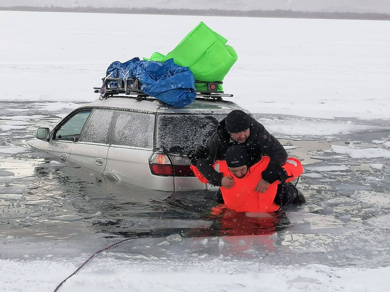 Троих людей сняли с крыши провалившегося под лед автомобиля на Байкале