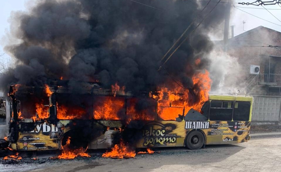 Троллейбус сгорел на улице Рабочего Штаба в Иркутске