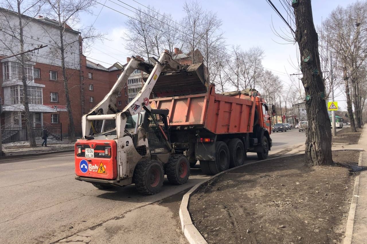 Тротуары и газоны Иркутска приводят в порядок после зимы