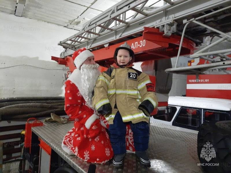 Тулунские пожарные помогли 6-летнему мальчику воплотить мечту
