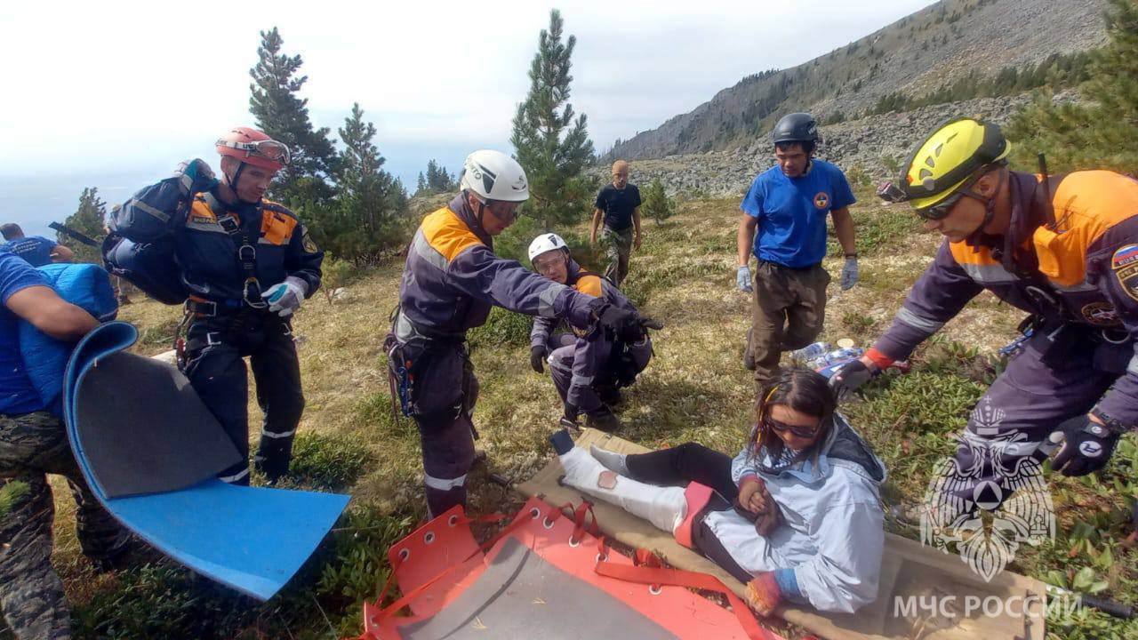 Туристку со сломанной ногой эвакуировали с пика Дружбы в Аршане