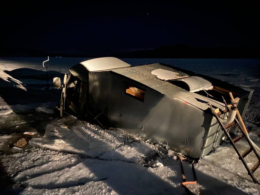 Uaz S Chetyrmya Lyudmi Provalilsya V Treschinu Na Baykale