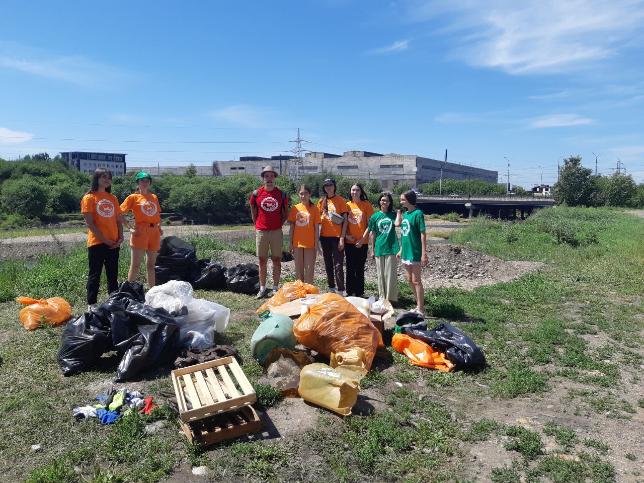 Километр береговой линии Ушаковки в Иркутске очистили от мусора