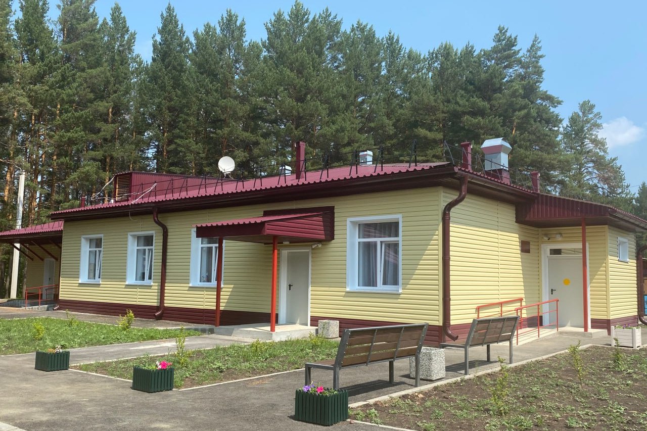 Желтый дом на фоне леса
