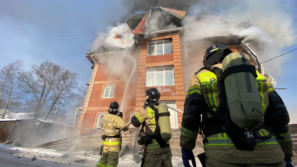 Частный строящийся дом горел в Иркутске на улице Курильской