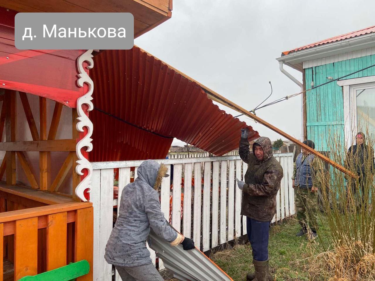 Ураган сорвал кровли со зданий школ в деревне Манькова и в селе Каха Иркутской области