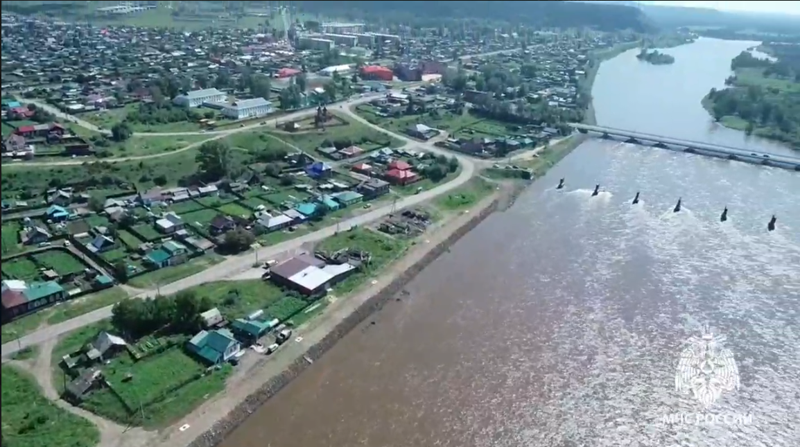 Вид города и реки с высоты.