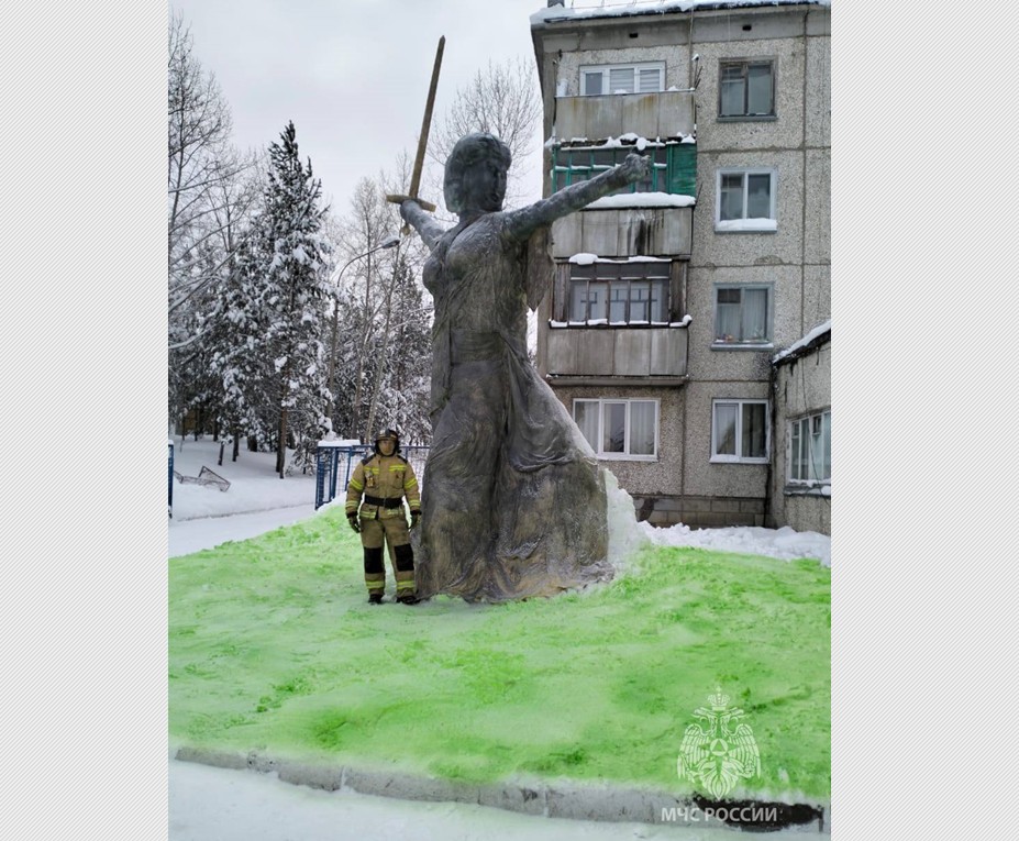 Усть-Илимские пожарные построили копию «Родины-матери» из снега