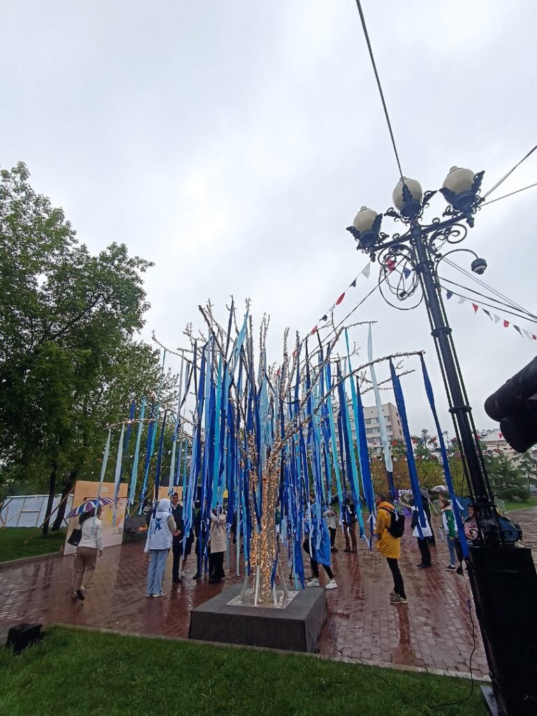 Иркутяне оставляют пожелания в День рождения Иркутска на "Дереве жизни"