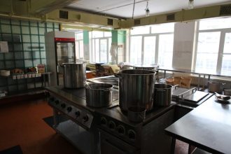 В 40 школ Иркутска закупили новое оборудование и посуду