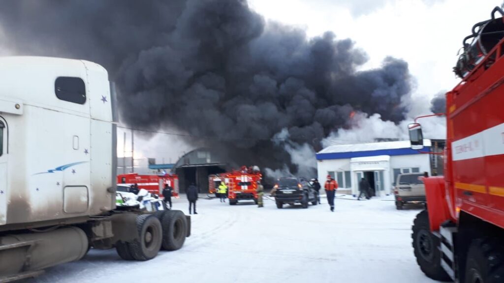 В Братске произошел крупный пожар в гаражном боксе одной из промплощадок